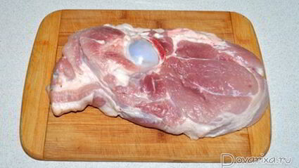 мясо, запеченное в маринованном луке