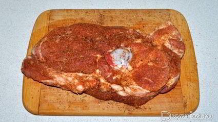 мясо, запеченное в маринованном луке