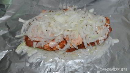 мясо, запеченное в маринованном луке