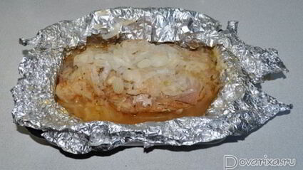 мясо, запеченное в маринованном луке