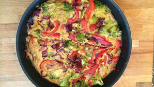 Фриттата с брокколи, красным перцем и ветчиной брезаола