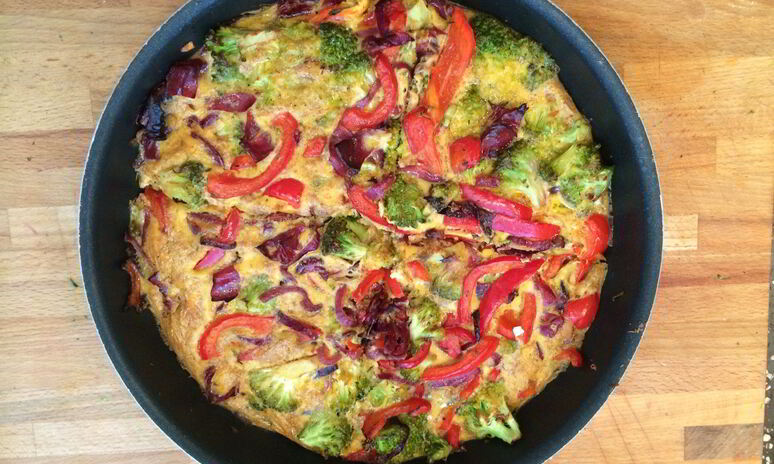 Рецепт фриттата с брокколи, красным перцем и ветчиной брезаола