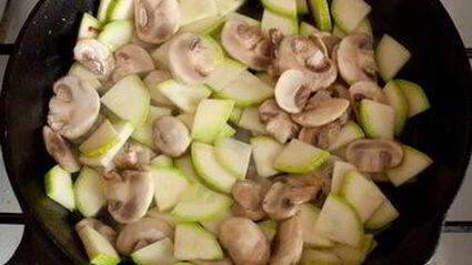 фриттата с грибами, цуккини и голубым сыром