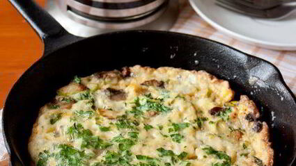 фриттата с грибами, цуккини и голубым сыром