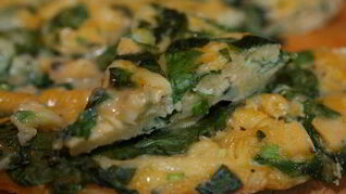 Фриттата с макаронами и шпинатом