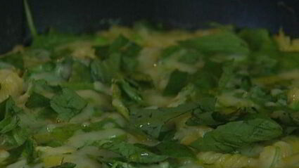 фриттата с макаронами и шпинатом