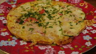 Фриттата с тунцом, кабачком и сладким перцем