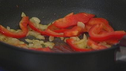 фриттата с тунцом, кабачком и сладким перцем