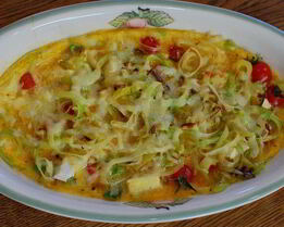 Фриттата со спаржей, помидорами и фетой