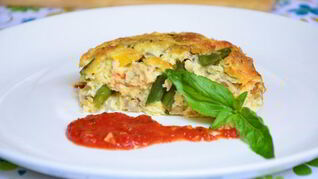 Фриттата со стручковой фасолью помидорами черри и грибами