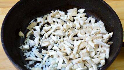 фриттата со стручковой фасолью помидорами черри и грибами