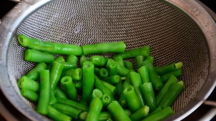 фриттата со стручковой фасолью помидорами черри и грибами