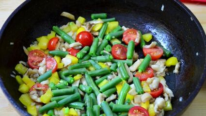 фриттата со стручковой фасолью помидорами черри и грибами