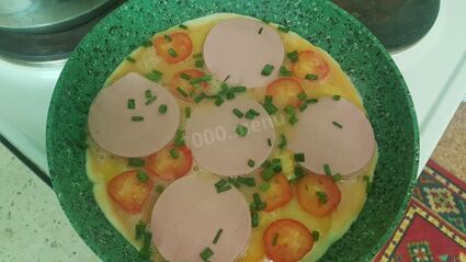 картофельный омлет с вареной колбасой