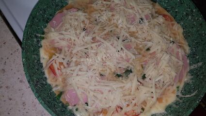 картофельный омлет с вареной колбасой