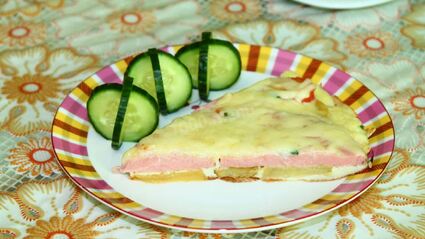 картофельный омлет с вареной колбасой