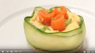 Омлет на пару с лососем с красивой подачей