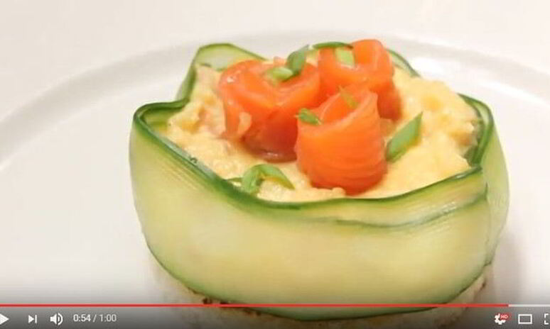 Рецепт омлет на пару с лососем с красивой подачей