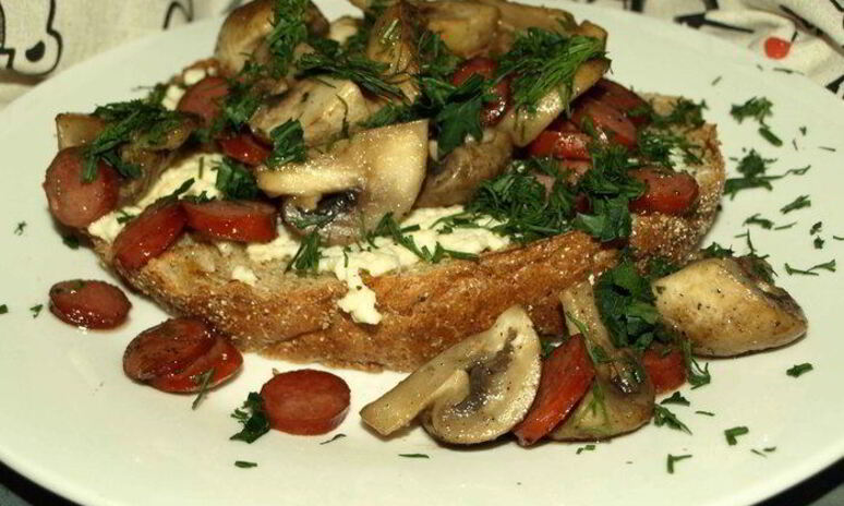 Рецепт омлет с грибами и охотничьими колбасками