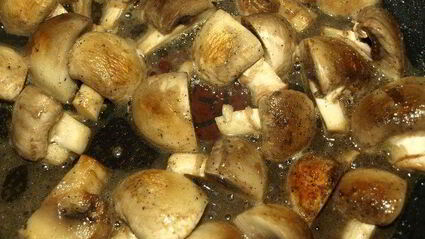 омлет с грибами и охотничьими колбасками