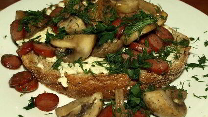 омлет с грибами и охотничьими колбасками