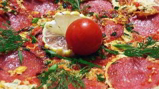 Омлет с колбасой и помидорами