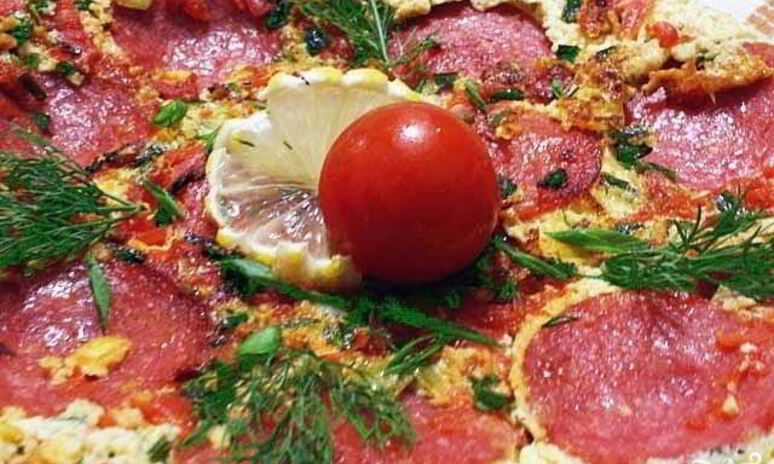 Рецепт омлет с колбасой и помидорами