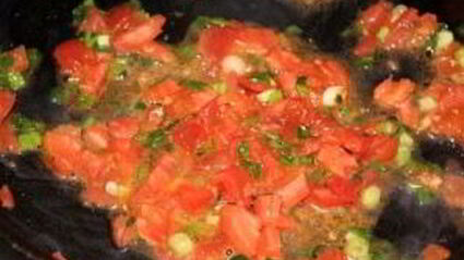 омлет с колбасой и помидорами