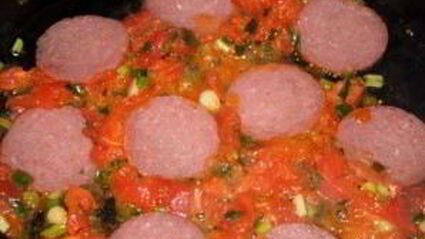 омлет с колбасой и помидорами