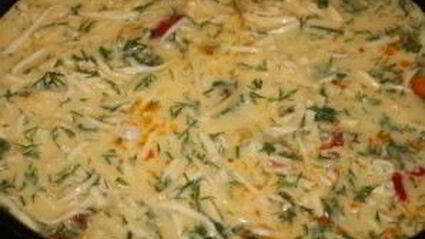 омлет с колбасой и помидорами