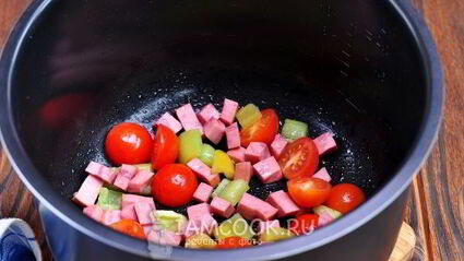 омлет с колбасой в мультиварке