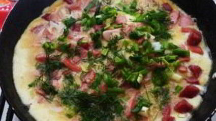 омлет с колбасой