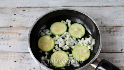 омлет с обжаренными кабачками