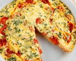 Омлет с помидорами и красным луком