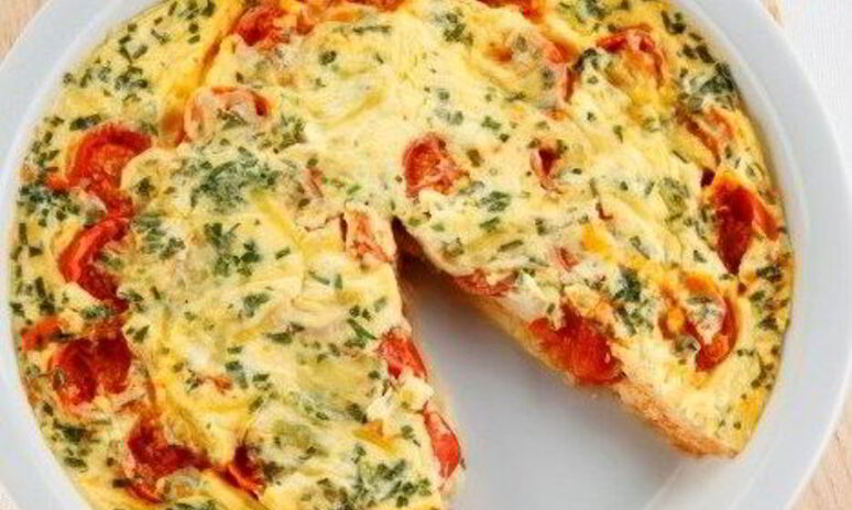 Рецепт омлет с помидорами и красным луком