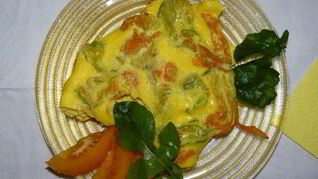 Омлет с цветками цукини