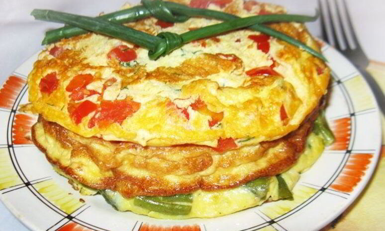 Рецепт омлет с тунцом и помидорами