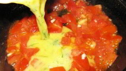 омлет с тунцом и помидорами