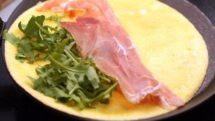 омлет с ветчиной и рукколой