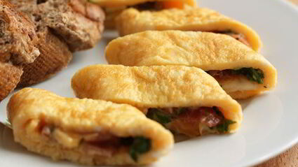 омлет с ветчиной и рукколой