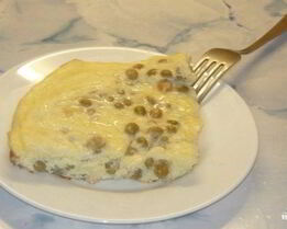 Омлет с зеленым горошком