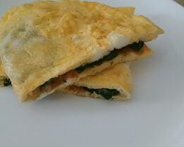 Омлет со шпинатом и сыром