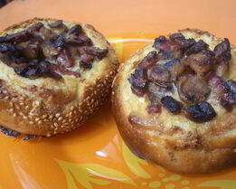 Омлет в булочке с шампиньонами и колбаской