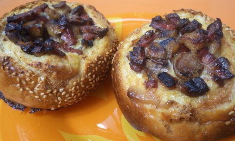 Рецепт омлет в булочке с шампиньонами и колбаской