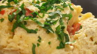 Омлет в чашке в микроволновке