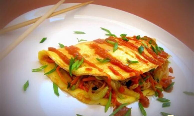 Рецепт омусоба — японский омлет с овощам и соусом тонкацу