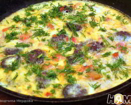 Овощной омлет с кровяной колбасой