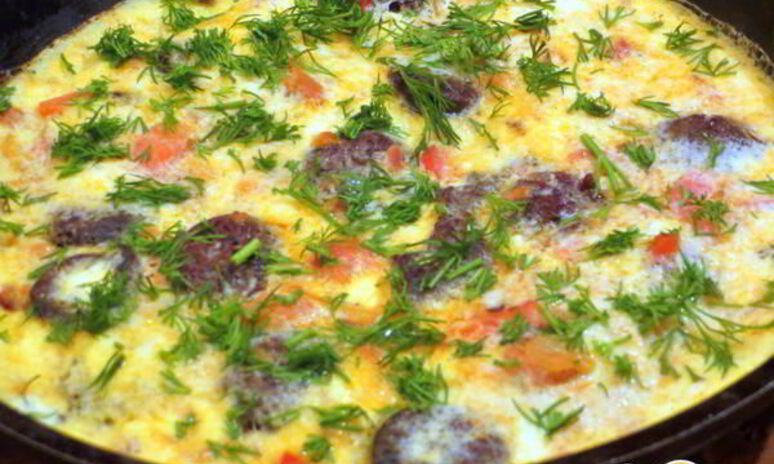 Рецепт овощной омлет с кровяной колбасой