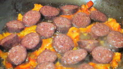 овощной омлет с кровяной колбасой