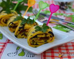 Рулет-омлет с маслинами в духовке